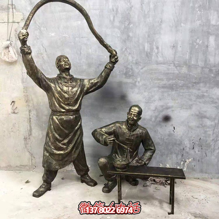 仿铜人物雕塑，装点现代城市街道
