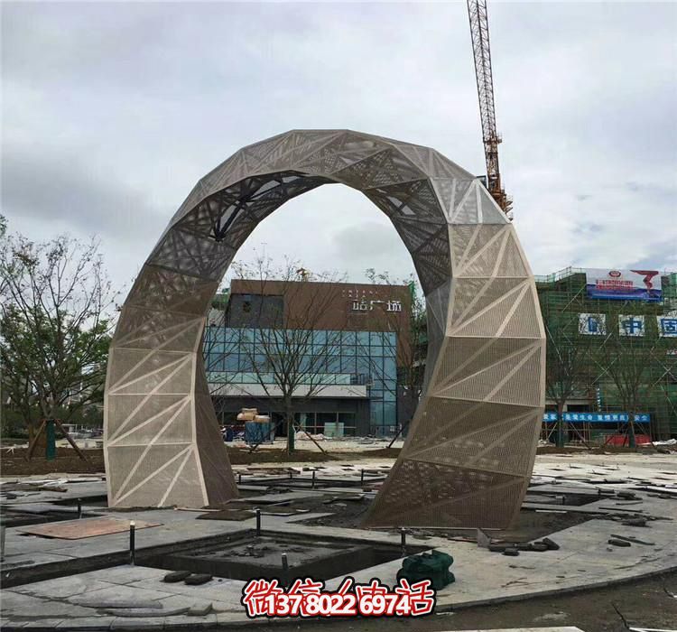 不锈钢网格拱门雕塑，点缀广场