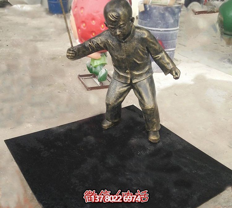 优雅铜色仿玻璃钢儿童打陀螺雕塑 优雅铜色仿玻璃钢儿童打陀螺雕塑