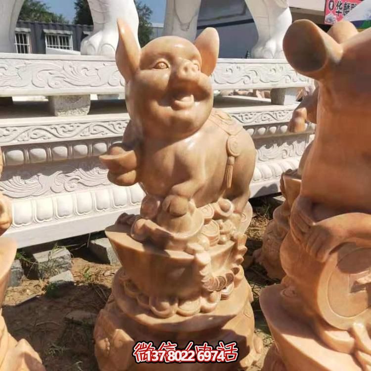 专为公园设计的晚霞红雕刻猪年招财摆件