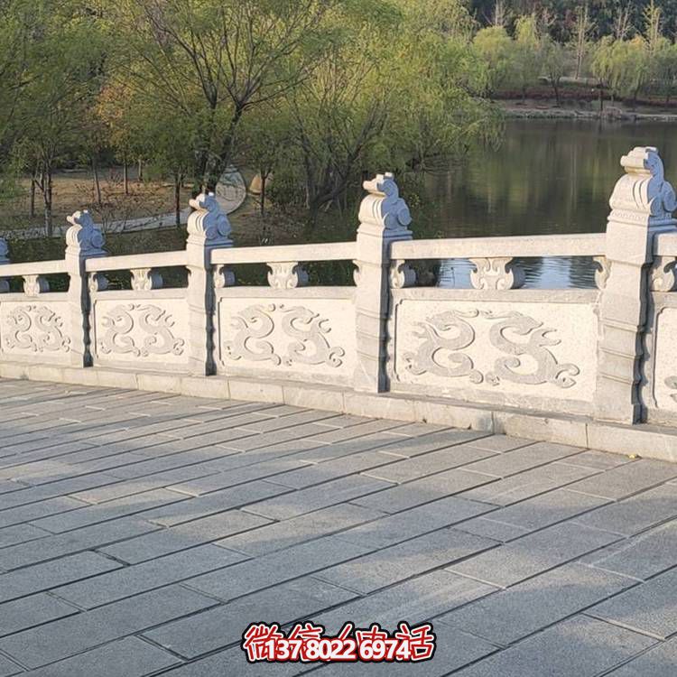 精美青石浮雕石拱桥装饰，营造舒适安全的公园氛围