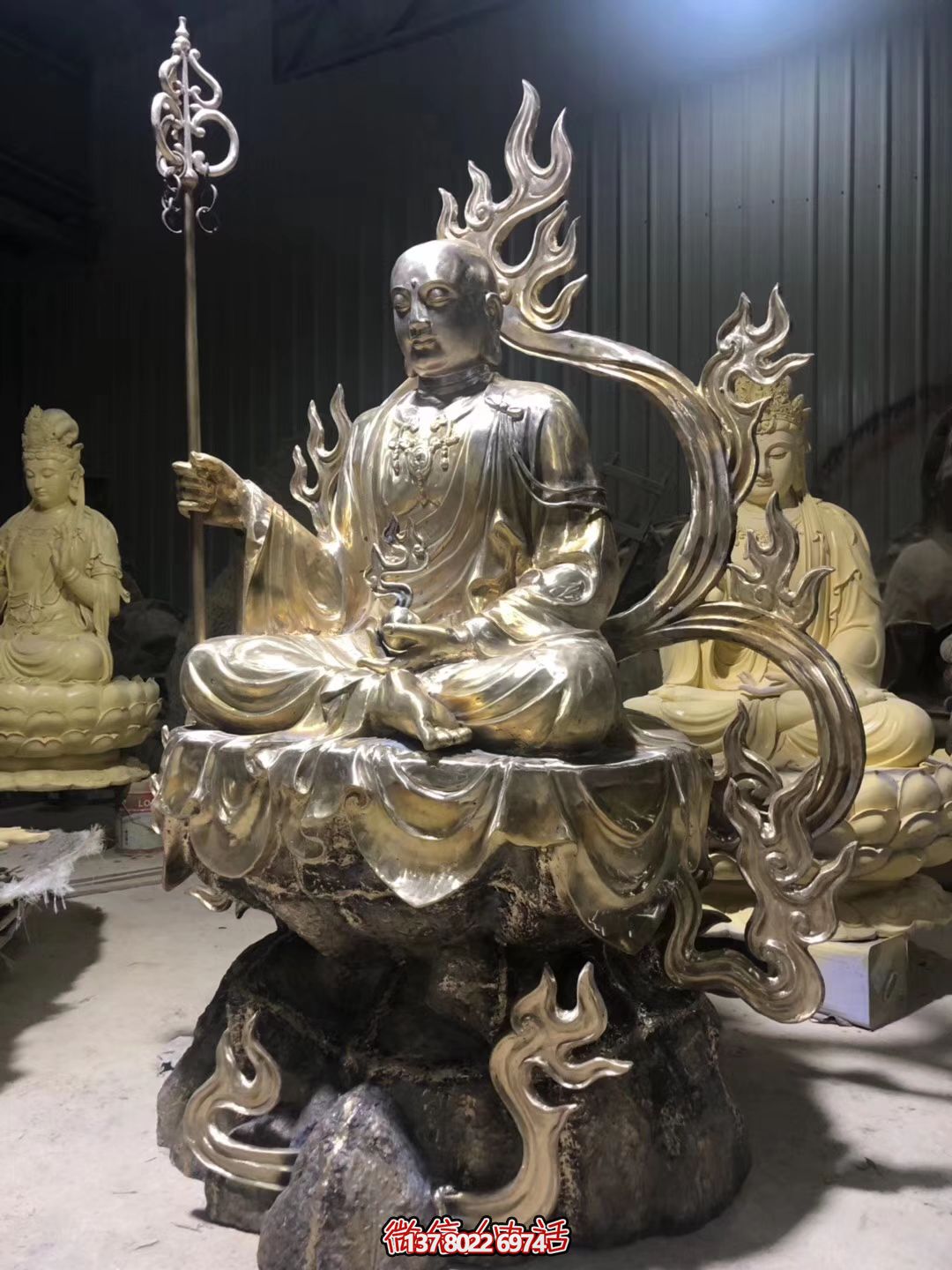 游览地藏王大型寺庙景区，感受精美雕塑的神秘魅力