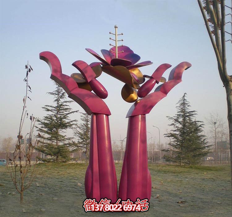 不锈钢雕塑——用手捧花朵，点缀公园抽象美