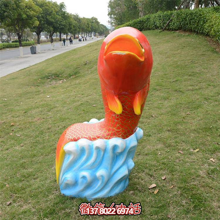 卡通玻璃钢鲤鱼雕塑，点缀游乐园园林