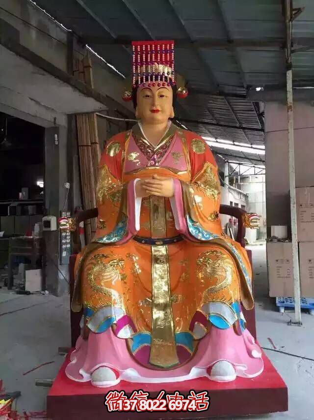 王母娘娘纯铜雕塑，屹立于寺庙之中