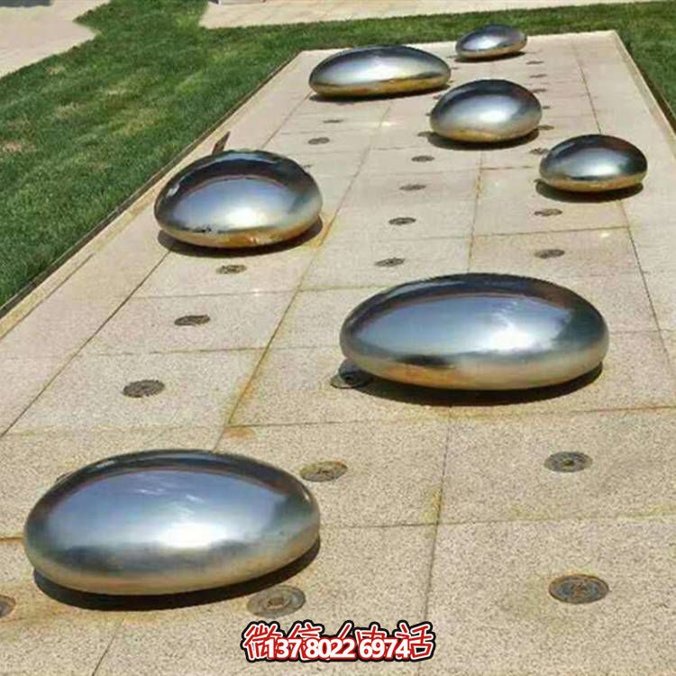 不锈钢镜面户外喷泉水景摆件，以鹅卵石与雕塑装饰