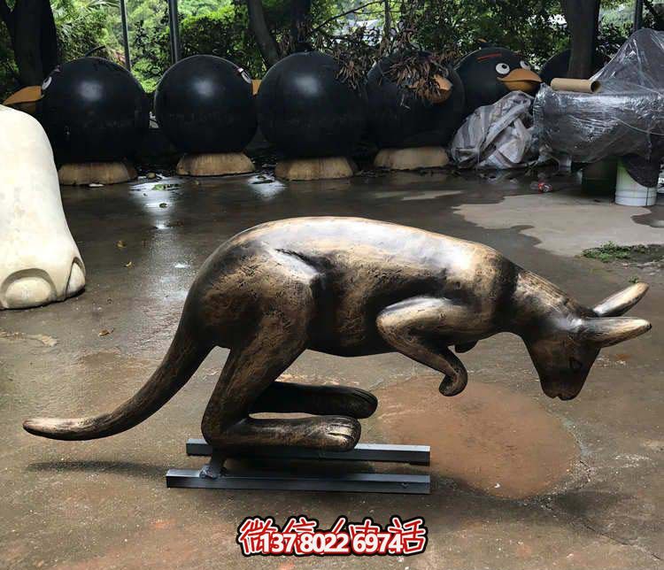 不锈钢袋鼠雕塑，摆放于大型广场