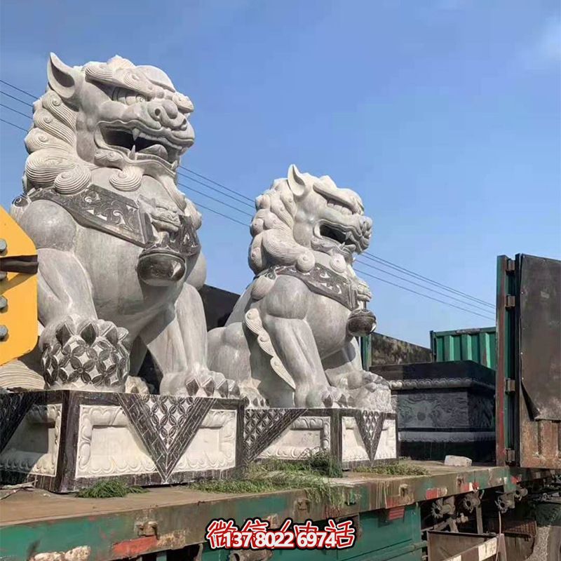 青石制大型仿真狮子雕塑，为镇宅增添独特魅力