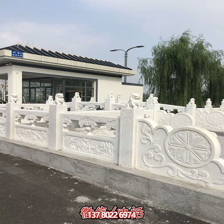 华丽而精致的大理石栏杆景观雕塑