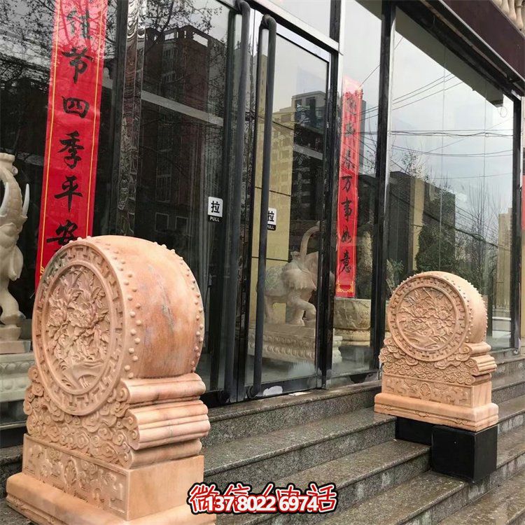 石雕红鼓抱晚霞会所门口的绝妙陪伴