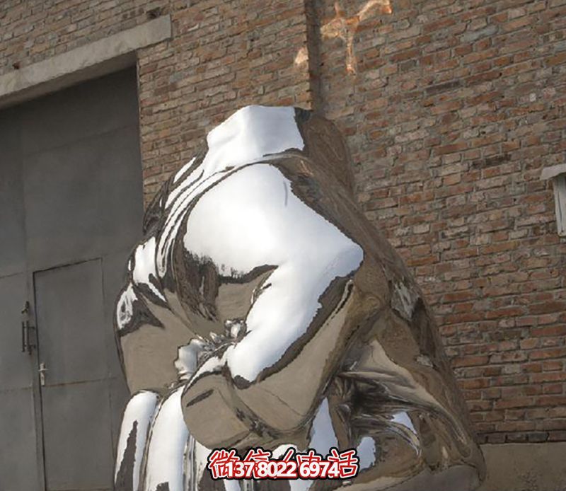 不锈钢拳头雕塑，为城市广场增添力量与镜面光彩