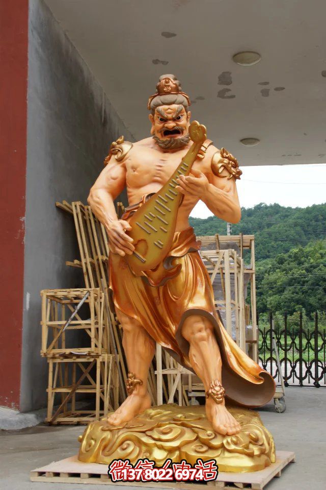 大型仿真人物景观玻璃钢喷金烤漆手拿琵琶天王雕塑 大型仿真人物景观玻璃钢喷金烤漆手拿琵琶天王雕塑