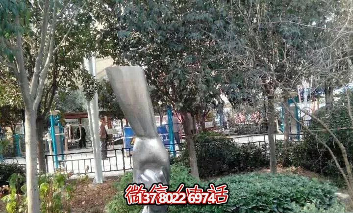 不锈钢儿童雕塑——让孩子们在学校里拉大手，抛光小手