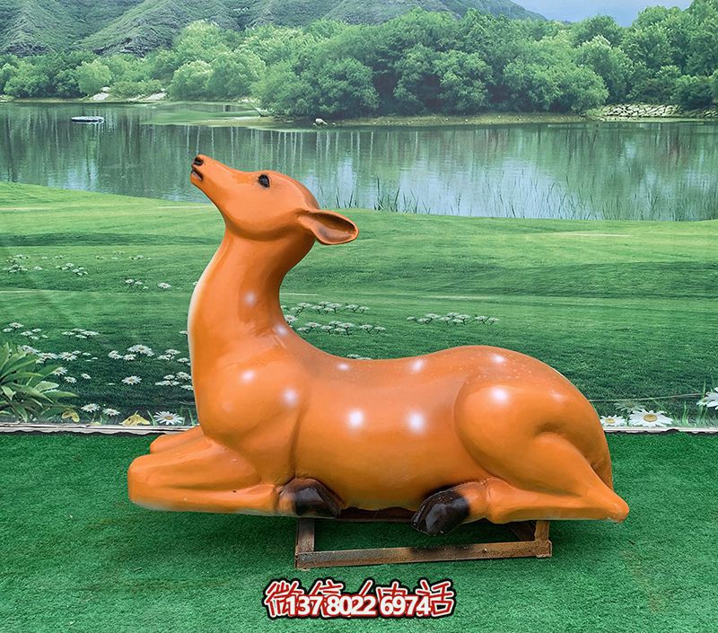 梅花鹿雕塑，缤纷草坪上添彩