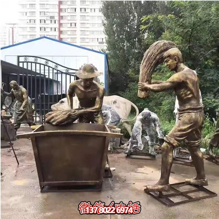 玻璃钢仿铜农耕人物雕塑，美化户外景区