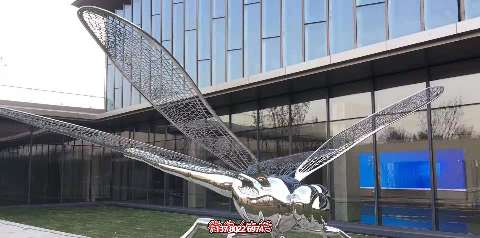 不锈钢蜻蜓雕塑，镜面反射大学花园抽象风格