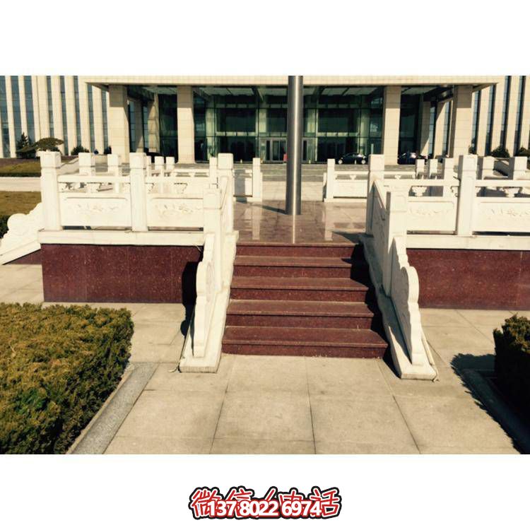 精美雕塑装饰栏杆，增添学校广场升旗台象征意义