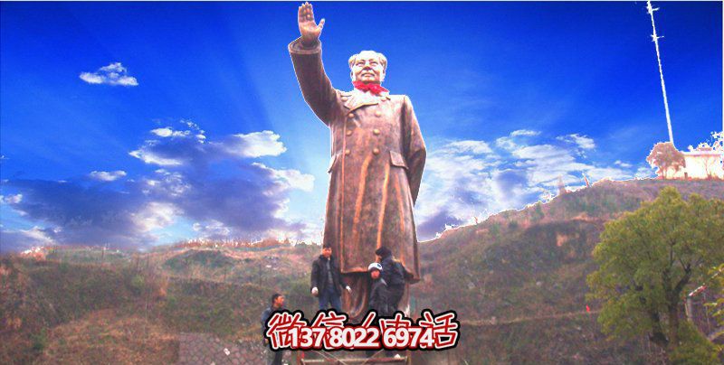 伟人毛泽东铜雕塑在大型广场上的静默赞礼 伟人毛泽东铜雕塑在大型广场上的静默赞礼