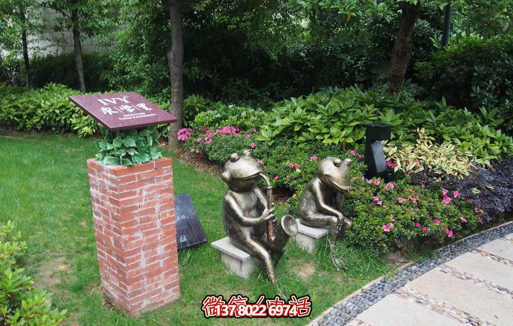 唯美青蛙雕塑，用不锈钢增添公园景色