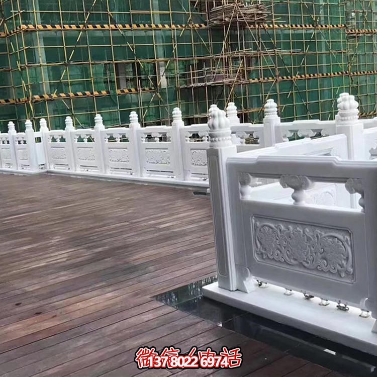 绚丽多彩的防护栏杆，为河道升旗台打造梦幻般的园林雕塑