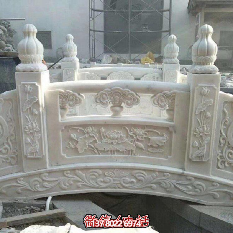 欣赏大理石雕塑的美景，玩转庭院石拱桥