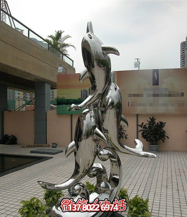 精美不锈钢海豚雕塑，点缀别墅庭院