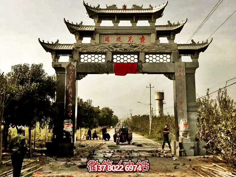 装饰新村庄单门牌坊，青石镂空浮雕精美