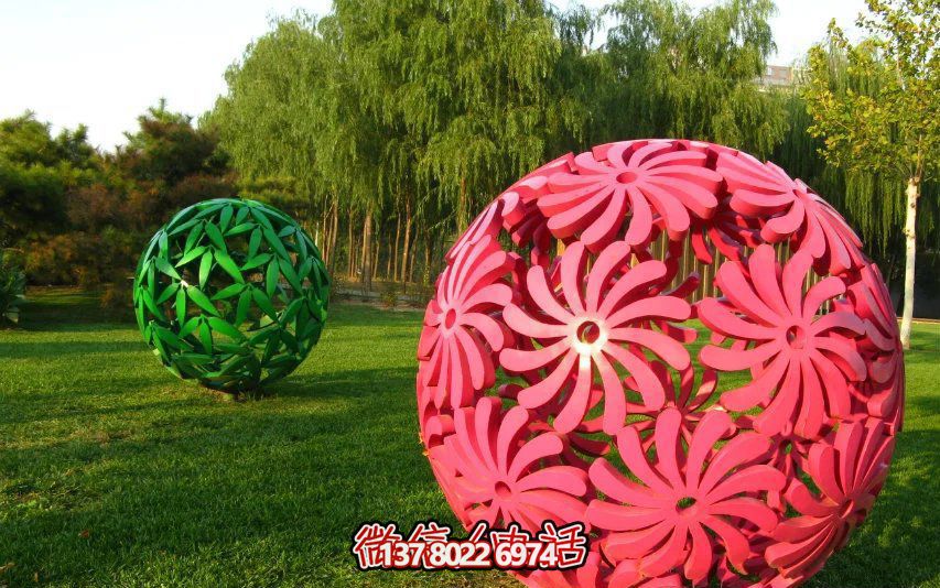创意粉色镂空球雕塑，为公园草坪增添童趣