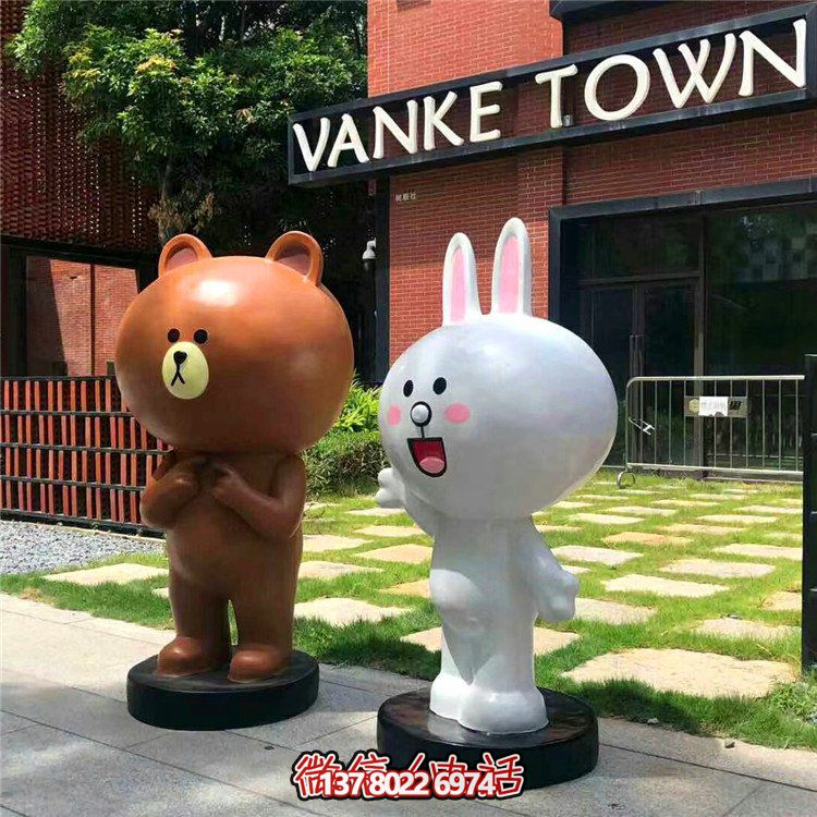 玻璃钢卡通维尼熊美陈摆件——让你的商场店铺增添一抹可爱色彩