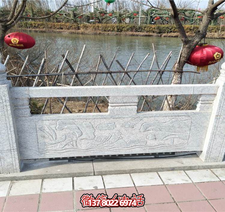 融入自然的绿色河道景观围栏
