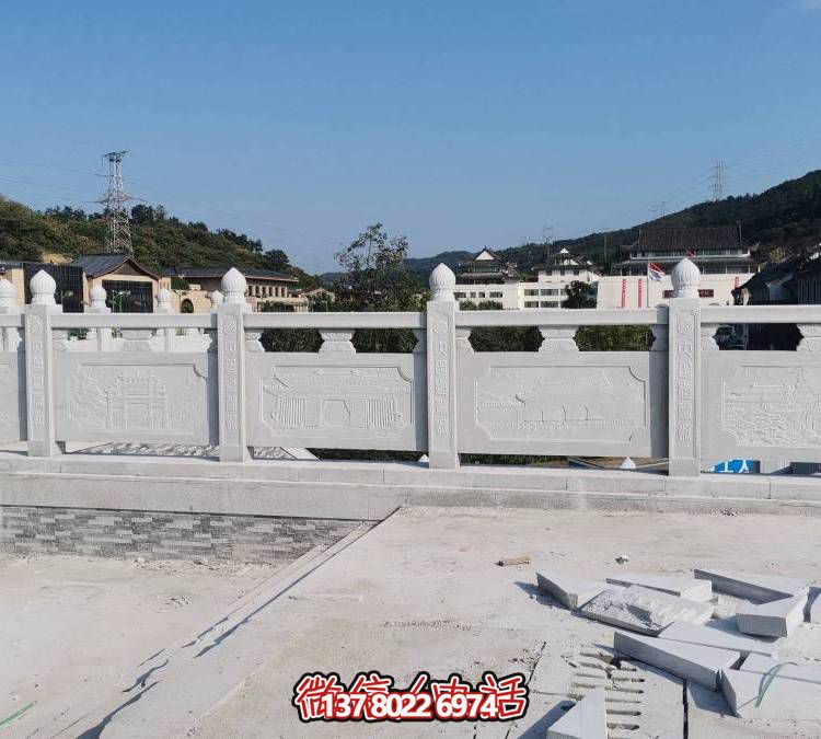 精美大理石雕塑，饰以围栏的户外河道装饰
