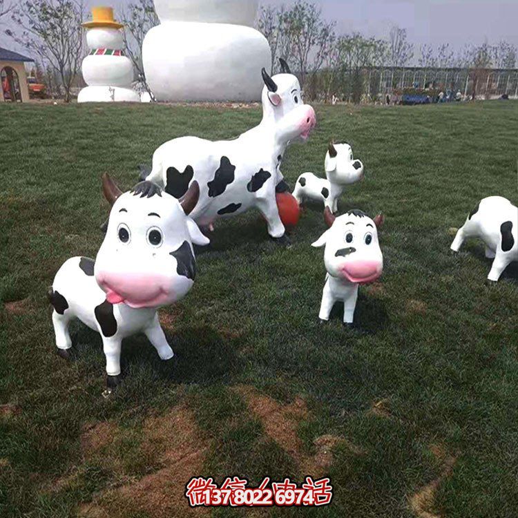 可爱小奶牛玻璃钢雕塑，为户外园林景观增添独特魅力