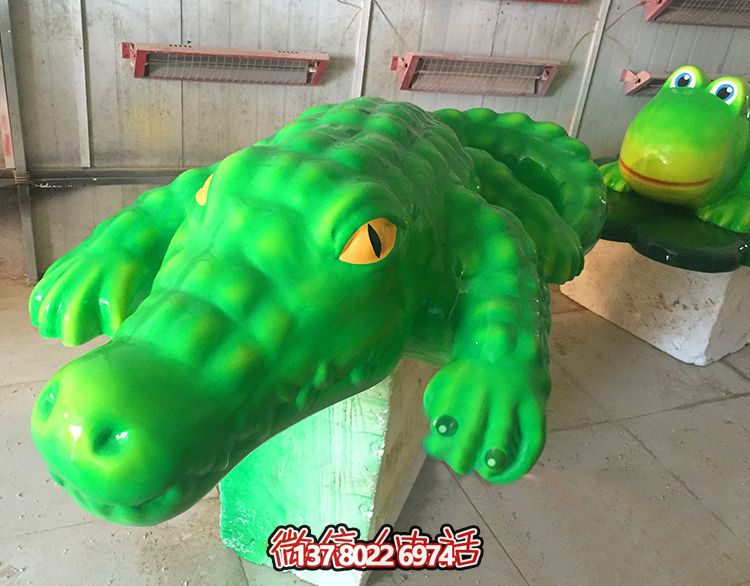 玻璃钢鳄鱼雕塑，为游乐场装饰添彩
