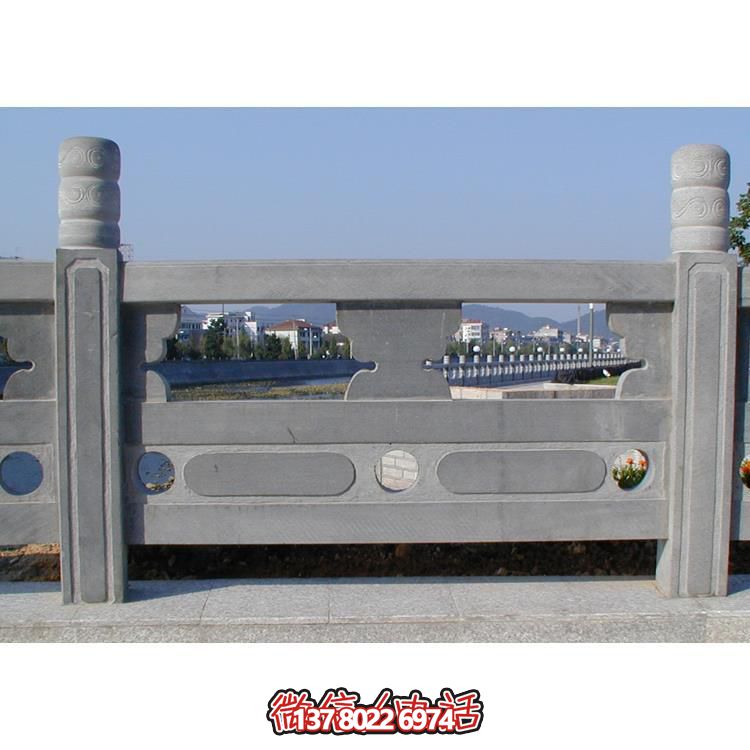 青石雕刻栏杆栏板，点缀美丽河道
