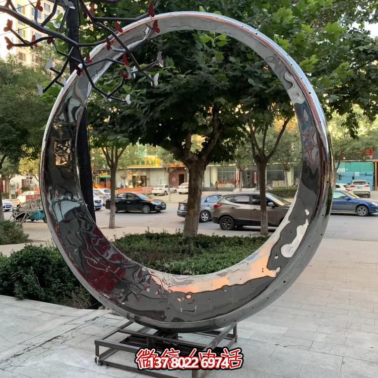 高级不锈钢镜面抛光圆环喷泉，为酒店会所户外景观雕塑增添绚丽色彩