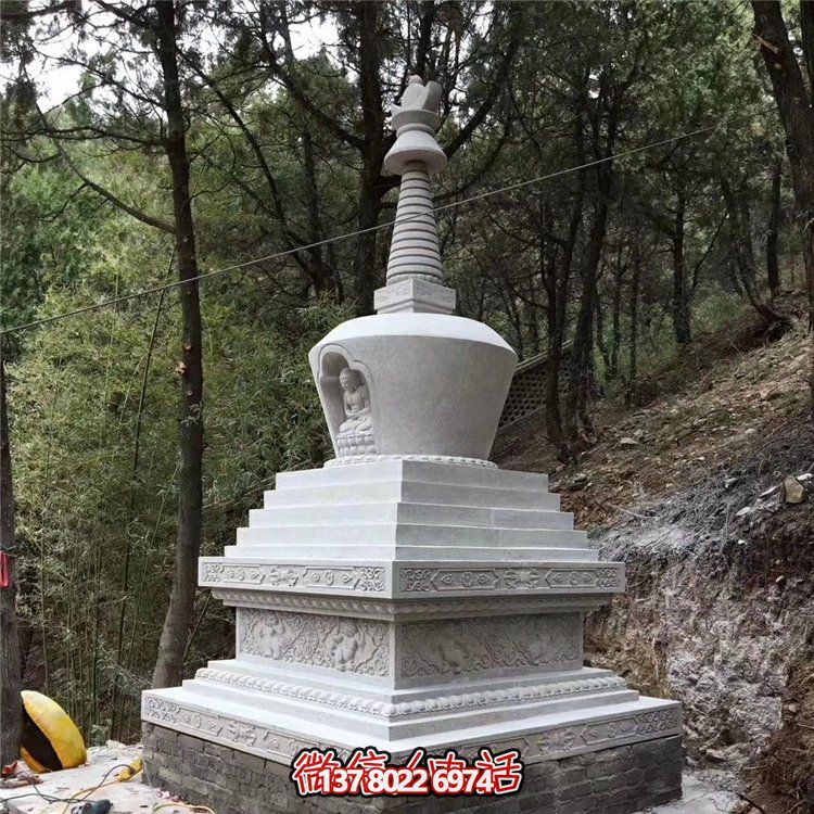 古老汉白玉石雕舍利塔，纪念古代寺庙的传统艺术