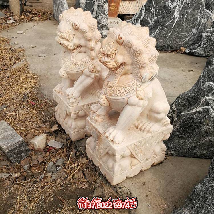 精美大理石雕刻石狮子，为酒店门口添彩晚霞红