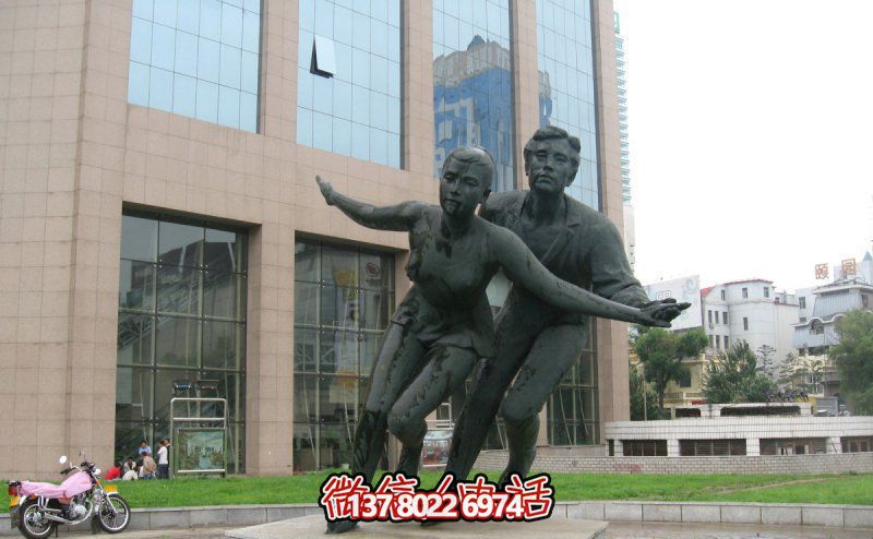 仿铜雕双人滑冰玻璃钢城市花园广场人物装饰 仿铜雕双人滑冰玻璃钢城市花园广场人物装饰
