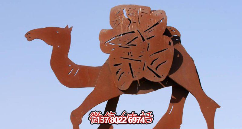 不锈钢骆驼剪纸雕塑，点缀街道边行走