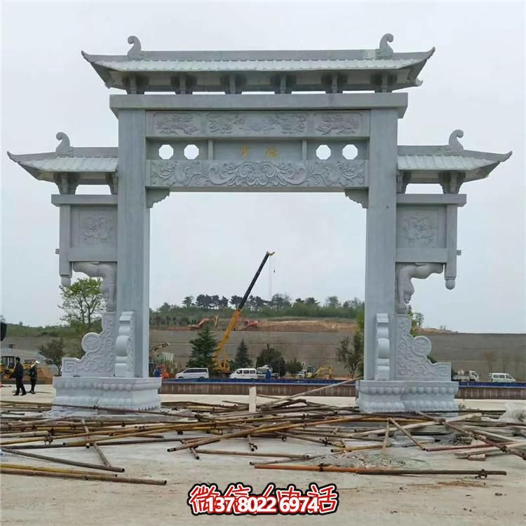 传统工艺石雕牌坊，点缀乡村美景