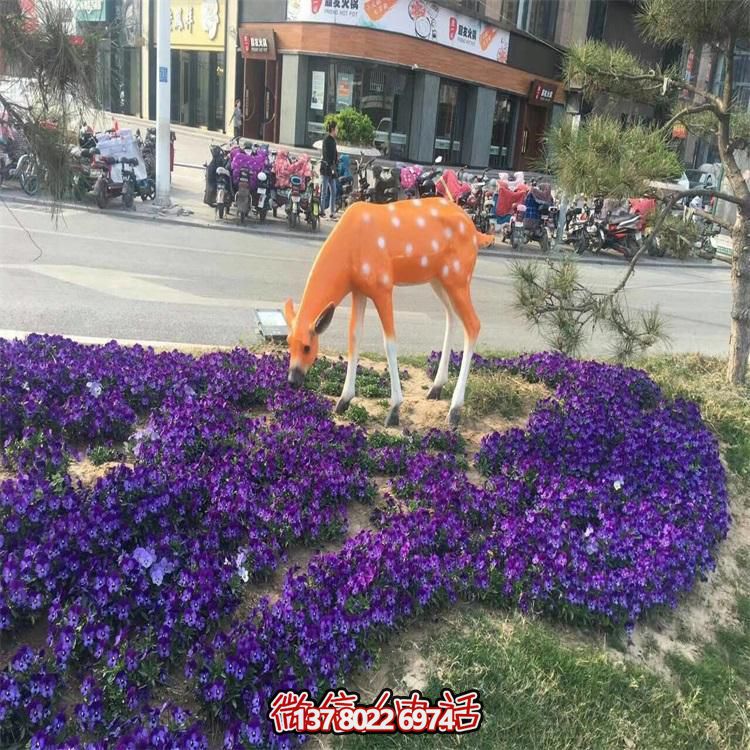 仿真鹿雕塑，在草丛中摆放，玻璃钢打造