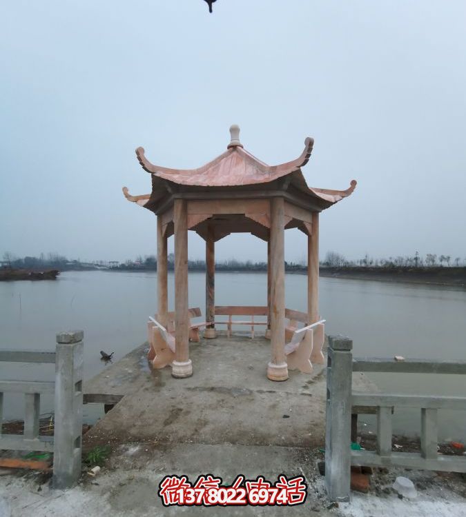 河边大理石凉亭雕塑，欣赏晚霞红
