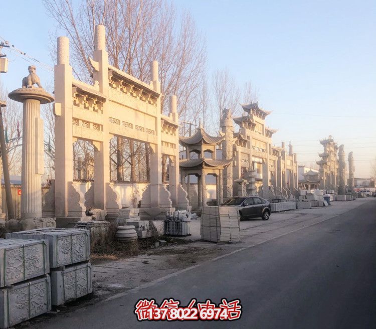 大理石门牌楼，点缀村庄入口