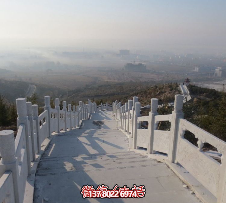 精致石雕护栏，汉白玉青石栏板点缀天然风情