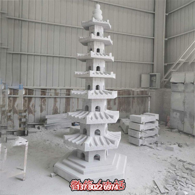 天然青石多层石佛塔，雕刻精美，为寺庙摆放