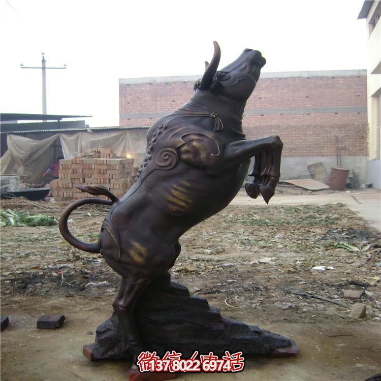 牛年奋进雕塑，玻璃钢仿铜户外景区农耕积极雕塑