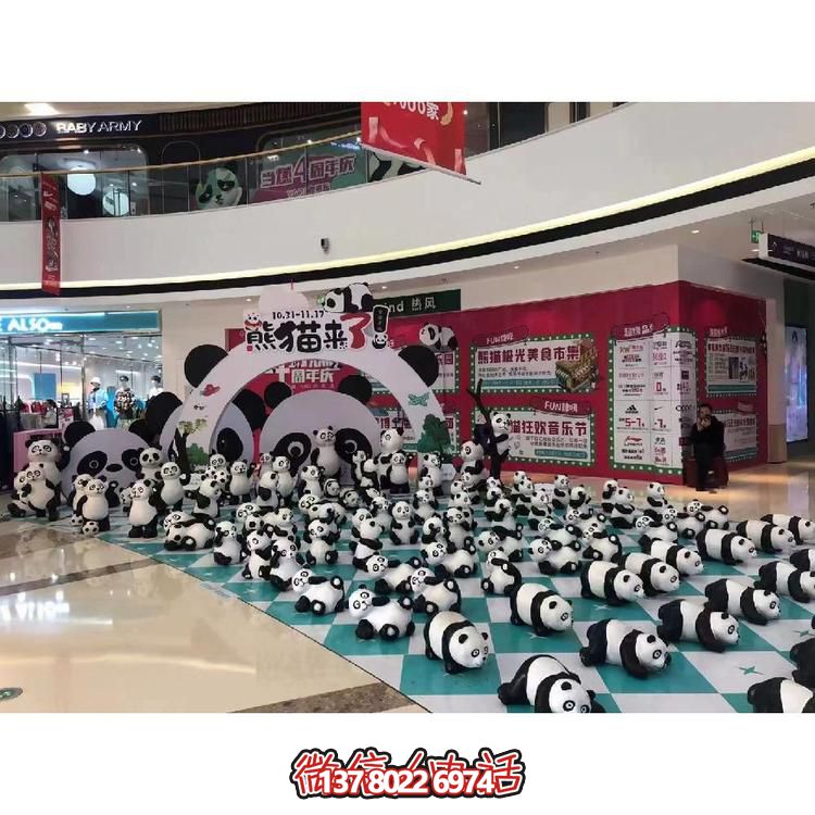 玻璃钢熊猫雕塑，为商场店铺增添温馨气息