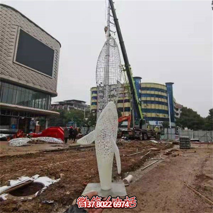 不锈钢创意镂空鲸鱼雕塑，点缀园林景观