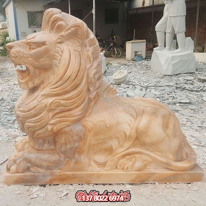 凶猛狮子红石雕卧着雕塑，为公园景区添彩晚霞之美