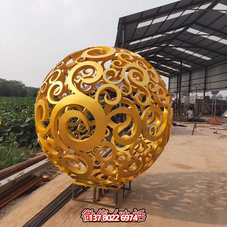 大型不锈钢镂空球雕塑，为园林景观增添灵动之美